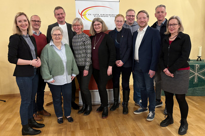 Der neue Kreiskirchenrat (inkl. der stellvertretenden Mitglieder) der Kreissynode Oldenburg Stadt (von links): Dr. Anna Cornelius, Tobias Frick, Sabine Blütchen, Kreispfarrer Torsten Maes, Ulrieke Lohse, Andrea Gellern, die Vorsitzende der Kreissynode Nadine Carina Waitz, Jörn Ahlers, Pfarrer Nico Szameitat, Heino Müller, Elke Hahn. Nicht auf dem Foto: Pfarrerin Jenny Battram-Arenhövel, stellv. Kreispfarrerin.