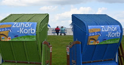 Die „Zuhör-Körbe“ am Friesenstrand in Tossens.