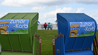 Die „Zuhör-Körbe“ am Friesenstrand in Tossens.