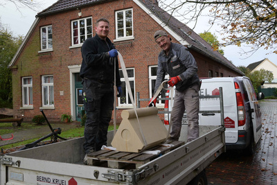 Der neue Schlussstein für die St.-Hippolyt-Kirche in Blexen wird angeliefert.