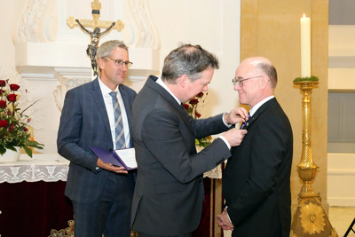 Überreichung des Goldenen Kronenkreuzes (von rechts nach links:) Oberkirchenrat Detlef Mucks-Büker und die Diakonie-Vorstände Pfarrer Dr. Friedrich Ley und Mario Behrends.