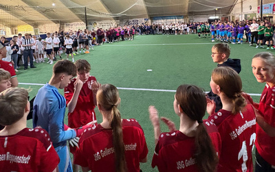 450 Konfirmandinnen und Konfirmanden aus ganz Niedersachsen feiern beim Konfi-Cup Fußball und Gemeinschaft und erleben im Soccerpark Döhren einen Tag voll Spaß und Gemeinschaft. 