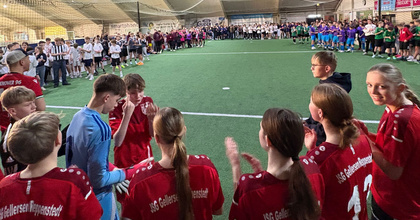 450 Konfirmandinnen und Konfirmanden aus ganz Niedersachsen feiern beim Konfi-Cup Fußball und Gemeinschaft und erleben im Soccerpark Döhren einen Tag voll Spaß und Gemeinschaft. 