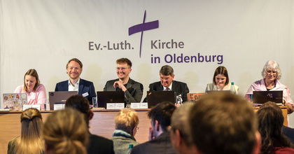 Das neu gewählte Präsidium der oldenburgischen Synode (von links nach rechts): Marylou Segebade aus Wüsting (Vizepräsidentin), Pfarrer Nico Szameitat aus Oldenburg (Vizepräsident), Synodenpräsident Chris Schellstede aus Nordenham, Jost Richter aus Elsfleth (Schriftführer), Jule Stamer aus Oldenburg (Schriftführerin) und Jutta Wilhelms aus Schortens(Schriftführerin).