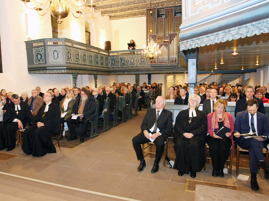 Viele Besucher in der Kirche zum Gottesdienst