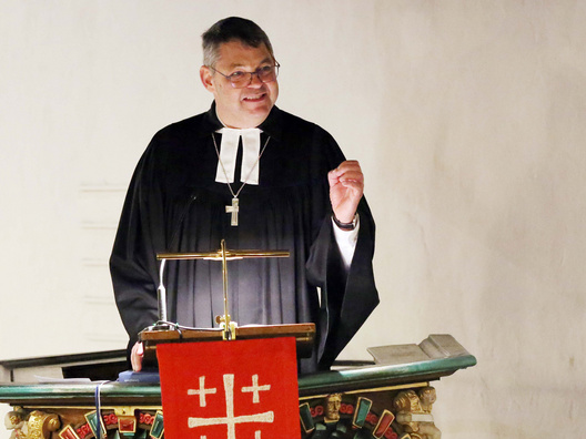 Oberkirchenrat Lars Dede hält eine Predigt.