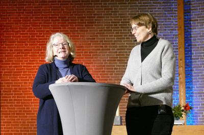 Pastorin Andrea Burfeind und Pastorin Ines Heinke moderierten gemeinsam den letzten „versöhnBAR“-Gottesdienst in der Versöhnungskirche.