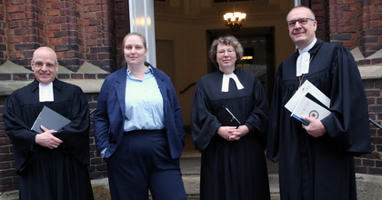 Pfarrerin Christine Oppermann (2. von rechts) wurde in der Oldenburger St.-Lamberti-Kirche von Bischof Thomas Adomeit (rechts) ordiniert. Im Gottesdienst wirkten unter anderen Ela Müller (2. von links) als Assistentin sowie Pfarrer Ingo Brookmann (links) mit, der Oppermann in Loga als Mentor begleitet hat.