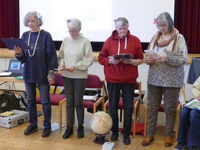 Christa Hugenborg, Hermine Grahl, Erika Hillers und Renate Klausen vom ökumenischen Team aus Wilhelmshaven stellen die Cookinseln im Südpazifik vor.