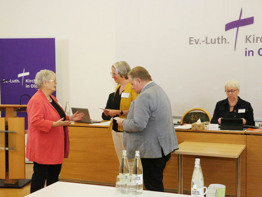 Synodenpräsidentin Sabine Blütchen gratulierte Pfarrerin Wiebke Perzul und Pfarrer Dr. Oliver Dürr zu 15 Jahren Mitgliedschaft in der Synode.