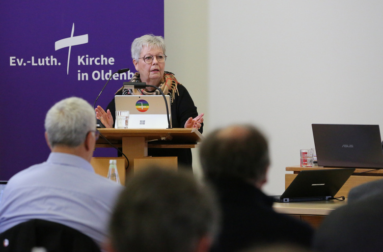 Synodenpräsidentin Sabine Blütchen referiert vor der Synode der oldenburgischen Kirche.