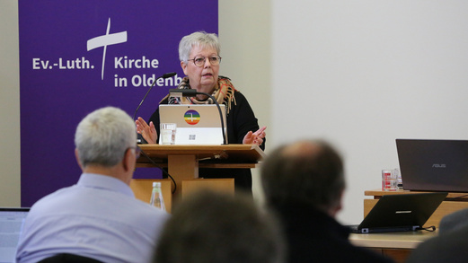 Synodenpräsidentin Sabine Blütchen referiert vor der Synode der oldenburgischen Kirche.