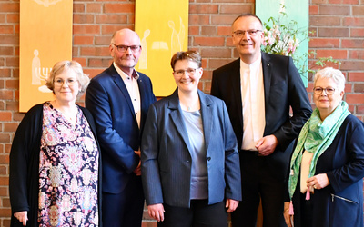 Einführung von Kreispfarrerin Birte Wielage (von links nach rechts): Pfarrerin Susanne Schymanitz, Stellv. Kreispfarrerin; Helge Treiber, Vorsitzender der Kreissynode; Kreispfarrerin Birte Wielage; Bischof Thomas Adomeit und Synodenpräsidentin Sabine Blütchen.