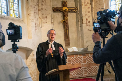 Bischof Thomas Adomeit während der Aufzeichnung des Video-Gottesdienstes in der Gertrudenkapelle in Oldenburg. 