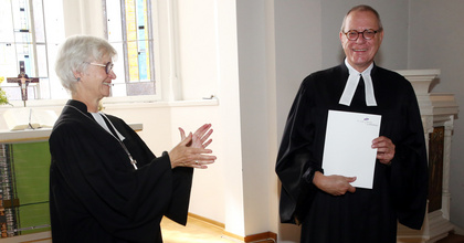 Zu sehen ist Pfarrer Torsten Nowak (rechts), der von Oberkirchenrätin Gudrun Nowak (links) in den Ruhestand verabschiedet worden ist.