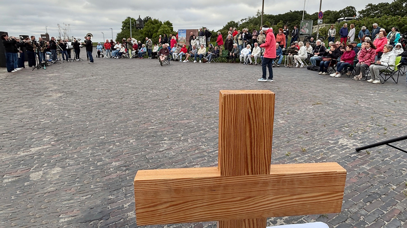 Zu sehen ist „Kirche am Deich“ am 9. Juli mit Pfarrer Ludger Becker im Hafen in Dangast.
