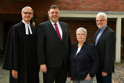 An dem Gottesdienst wirkten (v.l.) Pfarrer Dr. Stefan Welz, Landtags-Vizepräsident Jens Nacke, Synodenpräsidentin Sabine Blütchen und Erich Schnau-Huisinga mit.