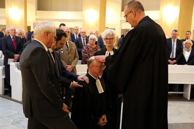 Segen zur Verabschiedung (von rechts nach links): Bischof Thomas Adomeit, Oberkirchenrätin Gudrun Mawick, Oberkirchenrat Detlef Mucks-Büker, Oberkirchenrat Sebastian Groß und Oberkirchenrat Udo Heinen.