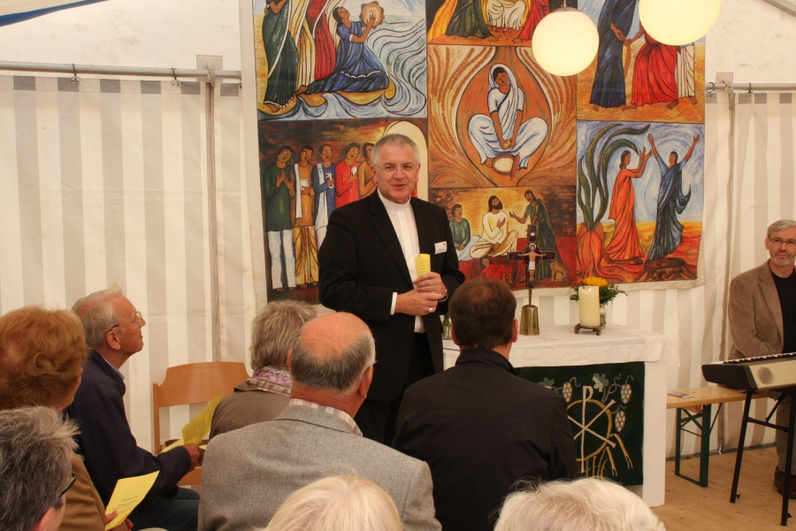 An Sonntag feierte Weihbischof Heinrich Timmerevers die Andacht im ökumenischen Kirchenzelt.<br>